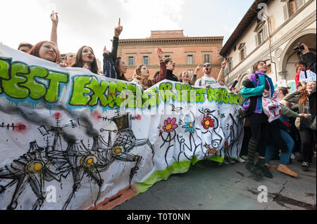 Florence, Italie - 2019, 15 mars : Les gens foule les rues de la ville pendant la grève du climat mondial pour l'événement futur. Banque D'Images