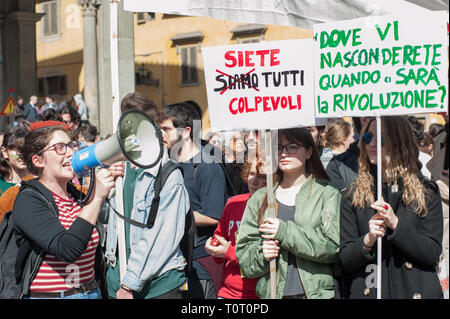 Florence, Italie - 2019, 15 mars : Les gens foule les rues de la ville pendant la grève du climat mondial pour l'événement futur. Banque D'Images