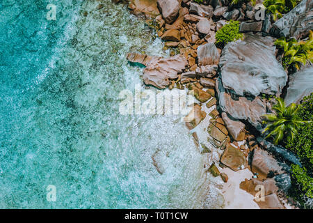 Drone aérien paysage de paradis tropical seychelles anse coco avec cristal pur eau turquoise et bizarres rochers de granit. La Digue Banque D'Images