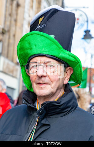 L'assemblée annuelle St Patrick's Day Parade de l'Irish Club à Orford Lane pour 'la rivière de la vie' dans Bridge Street. Un service court de rappeler le 25e ann Banque D'Images