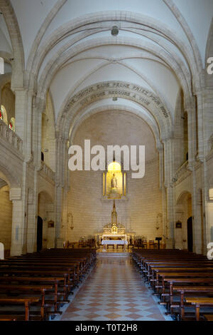 Intérieur de St Vincent de Paul chapelle construite dans le style néo-roman qui sert l'Hospice catholique de Saint Vincent de Paul à Jérusalem, situé dans le quartier de Mamilla, près de la vieille ville de Jérusalem Israël Banque D'Images