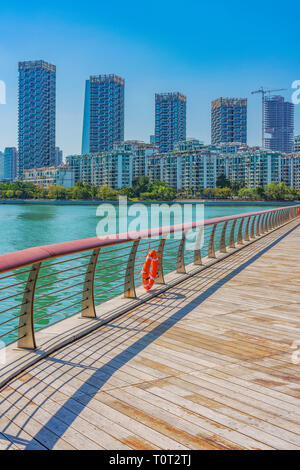 SHENZHEN, CHINE - le 30 octobre : Vue d'un sentier pédestre en bord de mer et des tours d'appartements à Shekou, le 30 octobre 2018 à Shenzhen Banque D'Images