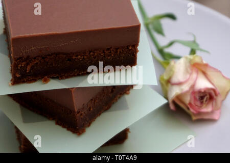 Savoureux et délicieux morceaux de fudge au chocolat, moelleux au chocolat noir double maison Banque D'Images