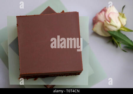 Savoureux gâteau brownie fait maison avec couverture chocolat noir. Les barres de chocolat empilées sur la plaque Banque D'Images