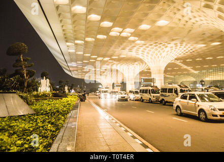 Beaux extérieurs de l'aéroport international de Mumbai pendant la nuit a également appelé l'aéroport international de Chhatrapati Shivaji Banque D'Images