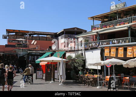 Les restaurants de la place Jemaa el Fna, Medina, Marrakech, Marrakesh-Safi région, le Maroc, l'Afrique du Nord Banque D'Images