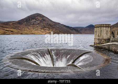 C'est une photo de l'évacuation de trop-plein dans le réservoir de la vallée silencieuse. Le réservoir est dans l'Irlande du Nord des montagnes de Mourne Banque D'Images