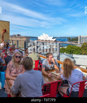 Bar sur le toit de l'hôtel Glenmore avec l'Opéra de Sydney dans la distance, The Rocks, Sydney, Australie Banque D'Images