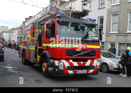 Service incendie Volvo Ariel Ladder Platform (ALP) dans la caserne de pompiers de Rathkeale, Rathkeale, Co. Limerick. Irlande Banque D'Images