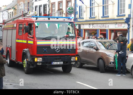 Limerick City and County Fire Service Mercedes Benz Fire Engine on Road, Rathkeale Co. Limerick Ireland Banque D'Images