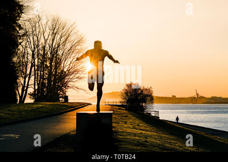 Le lever du soleil, statue Harry Jerome, Stanley Park, Vancouver, British Columbia, Canada Banque D'Images