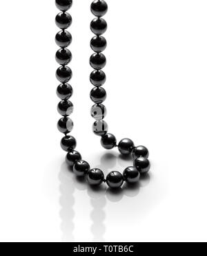 Collier d'Onyx sur fond blanc. Collier de perles noires Banque D'Images