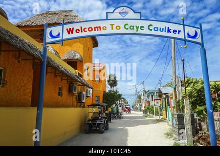 Bienvenue message d'accueil texte signer bannière à Caye Caulker à Belize, petite île dans la mer des Caraïbes, célèbre destination tropicale de voyage Banque D'Images