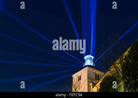 La tour Lotrscak à Zagreb, Croatie pendant la fête des lumières. Phare avec des faisceaux lumineux bleu de ciel nocturne. Banque D'Images