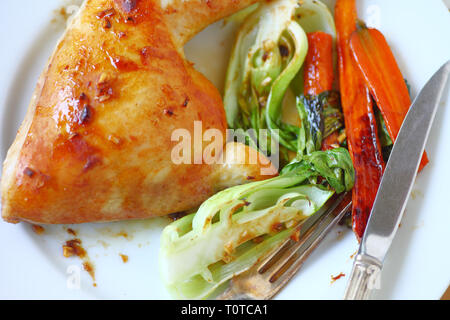 Assiette de poulet rôti avec tomates cerises et pommes de terre Yukon Gold Banque D'Images