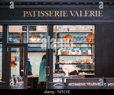 Client en Patisserie Valerie, hall de gare centrale de Glasgow, Écosse, Royaume-Uni Banque D'Images