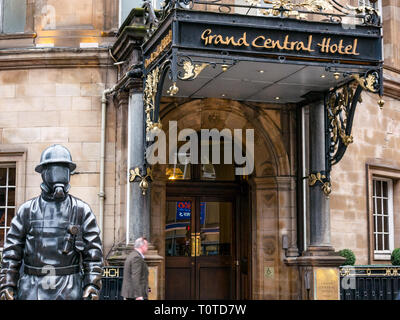 Statue pompier citoyen par Kenny Hunter dédié aux pompiers morts en dehors de Grand Central Hotel, Hope Street, Glasgow, Scotland, UK Banque D'Images