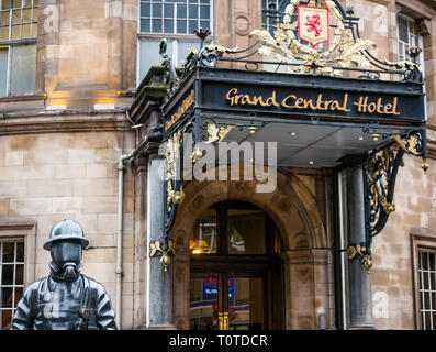 Statue pompier citoyen par Kenny Hunter dédié aux pompiers morts en dehors de Grand Central Hotel, Hope Street, Glasgow, Scotland, UK Banque D'Images