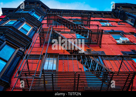 Bel immeuble colonial en brique rouge dans l'évacuation du quartier de Park Slope à Brooklyn, New York, Printemps 2019 Banque D'Images