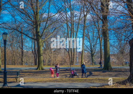 Mère et fille avec enfant sont à pied dans le parc. Banque D'Images