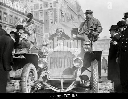 New York à Paris course auto. Le pilote allemand Hans Koeppen dans la voiture Protos, New York 12 février 1908. Banque D'Images
