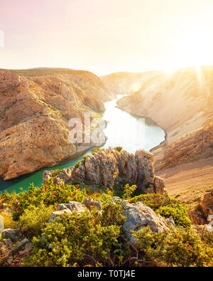 Belle vue sur le canyon de la rivière Zrmanja et au coucher du soleil aux beaux jours de l'été, la Dalmatie, Croatie Banque D'Images