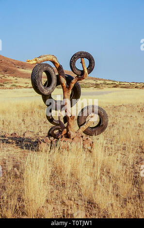 Un arbre mort sur lequel les vieux pneus hang est une étape importante dans le Namib desert vide Banque D'Images