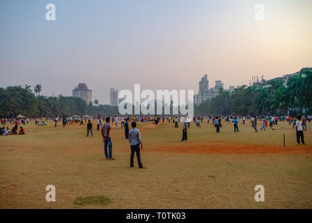 Mumbai, Inde - 1 janvier 2012 : Cricket joué sur Oval maidan à Mumbai Banque D'Images