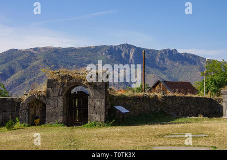 Gate et la paroi du complexe monastique médiévale arménienne Haghpat, Haghpatavank Banque D'Images