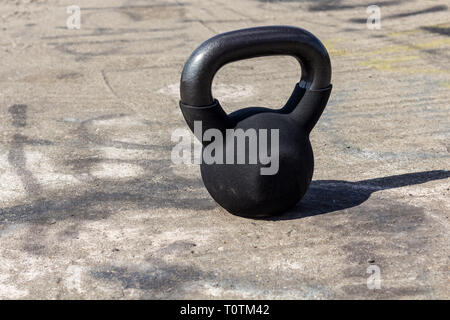 Kettlebell en été sur le béton Banque D'Images