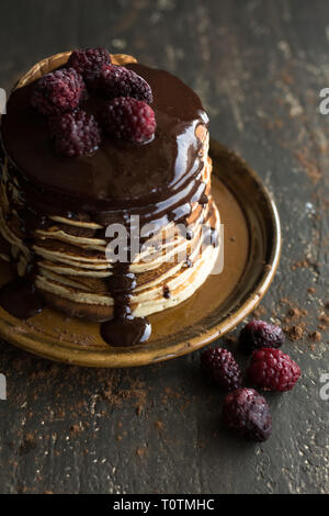 Une pile de crêpes au chocolat et framboises topping Banque D'Images