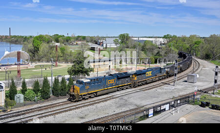 La CSX Transportation # 3383, une évolution série GE ET44AH electric locomotive diesel, tirant un train de charbon à Montgomery, en Alabama, USA. Banque D'Images