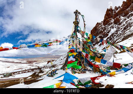 Les drapeaux de prières. Décor de voyager de Damshung au saint Lac Namtso, le Tibet, la Chine. En route, passant d'une altitude de 5150m au col de haute montagne Banque D'Images