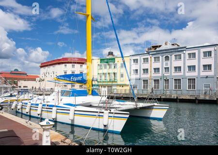 Bateau de croisière en catamaran, le carénage, Bridgetown, Barbade, paroisse St Michael, Lesser Antilles, Caribbean Banque D'Images