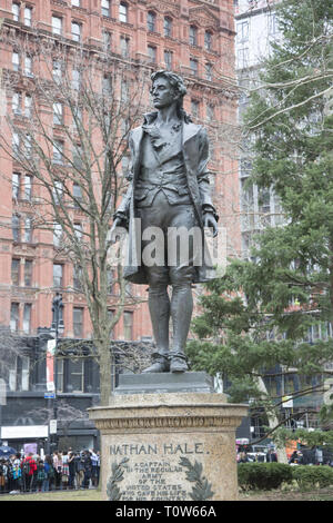 Nathan Hale est un travail artistique qui a été dévoilée par les fils de la révolution dans l'État de New York au cours de la célébration de la journée d'évacuation (New York), 25 novembre 1893. Il est situé près des marches de la ville de NY City Hall. Hale a été pendu par les Britanniques en 1776 en tant qu'espion révolutionnaire. Banque D'Images