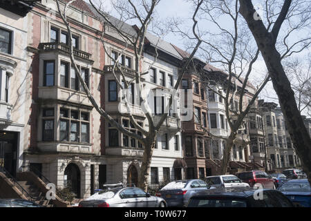 Maisons et appartements de style Brownstone dans Park Slope, Brooklyn New York durant l'hiver. Banque D'Images