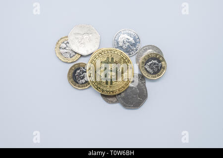 Bitcoin or physique met sur la bonne vieille l'argent Anglais Banque D'Images