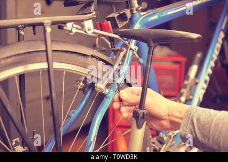 Main mécanique réparation location en atelier de vélo. Entretien du vélo et du sport shop concept. Banque D'Images