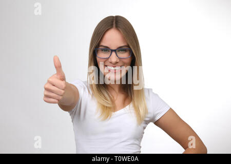 Très jolie jeune femme avec des lunettes montre Thumbs up Banque D'Images