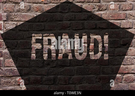 Texte de l'écriture manuscrite la fraude. Photo conceptuelle tromperie criminelle pour obtenir gain financier ou demonstratingal mur brique Graffiti Art comme appel motivation wr Banque D'Images