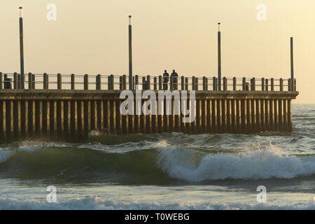 Durban, le KwaZulu-Natal, Afrique du Sud, silhouette, deux hommes adultes marche sur la jetée de la plage, tôt le matin, les gens, le paysage Banque D'Images