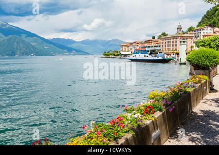 Le lac de Côme, Italie - 13 juin 2012 : Summer Lake Shore view, le Bellagio. Banque D'Images