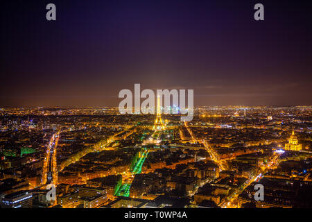 Vue panoramique aérienne de l'étonnante ville de Paris avec la Tour Eiffel Tower (Tour Eiffel), illuminée la nuit. Paris, France, Europe Banque D'Images