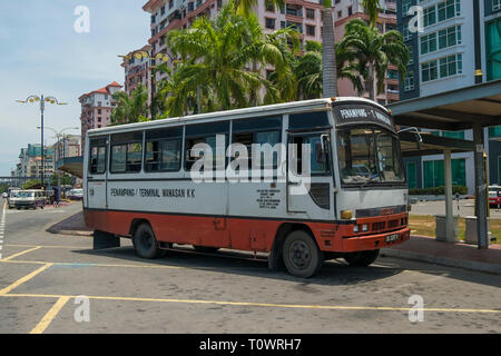 Un bus local à Kota Kinabalu, Sabah, Bornéo, Malaisie. Banque D'Images