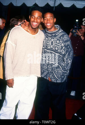 HOLLYWOOD, CA - 24 février : (L-R) Acteurs/frères Shawn Wayans et Marlon Wayans assister à la 20th Century Fox's 'colline' création le 24 février 1994 au Mann's Chinese Theatre à Hollywood, Californie. Photo de Barry King/Alamy Stock Photo Banque D'Images