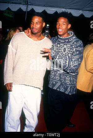 HOLLYWOOD, CA - 24 février : (L-R) Acteurs/frères Shawn Wayans et Marlon Wayans assister à la 20th Century Fox's 'colline' création le 24 février 1994 au Mann's Chinese Theatre à Hollywood, Californie. Photo de Barry King/Alamy Stock Photo Banque D'Images