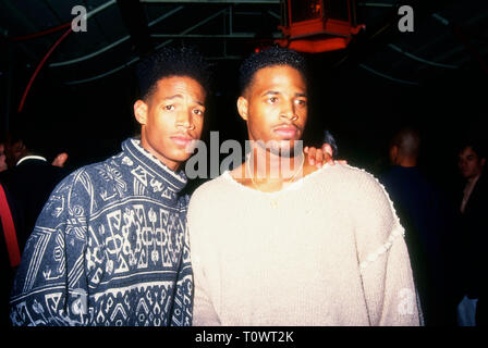 HOLLYWOOD, CA - 24 février : (L-R) Acteurs/frères Marlon Wayans Shawn Wayans et assister à la 20th Century Fox's 'colline' création le 24 février 1994 au Mann's Chinese Theatre à Hollywood, Californie. Photo de Barry King/Alamy Stock Photo Banque D'Images