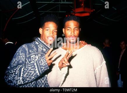 HOLLYWOOD, CA - 24 février : (L-R) Acteurs/frères Marlon Wayans Shawn Wayans et assister à la 20th Century Fox's 'colline' création le 24 février 1994 au Mann's Chinese Theatre à Hollywood, Californie. Photo de Barry King/Alamy Stock Photo Banque D'Images