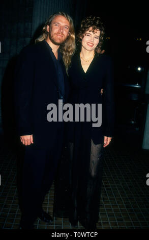 WESTWOOD, CA - le 28 février : Directeur Renny Harlin et l'actrice Geena Davis assister à Women in Film bénéficier Premiere de 'Angie' le 28 février 1994 à AVCO Theatre à Westwood, en Californie. Photo de Barry King/Alamy Stock Photo Banque D'Images