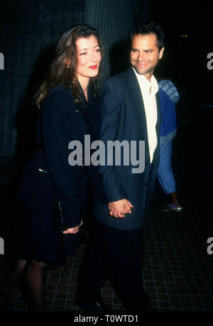 WESTWOOD, CA - le 28 février : actrice Mia Sara et acteur Clayton Rohner assister à Women in Film bénéficier Premiere de 'Angie' le 28 février 1994 à AVCO Theatre à Westwood, en Californie. Photo de Barry King/Alamy Stock Photo Banque D'Images